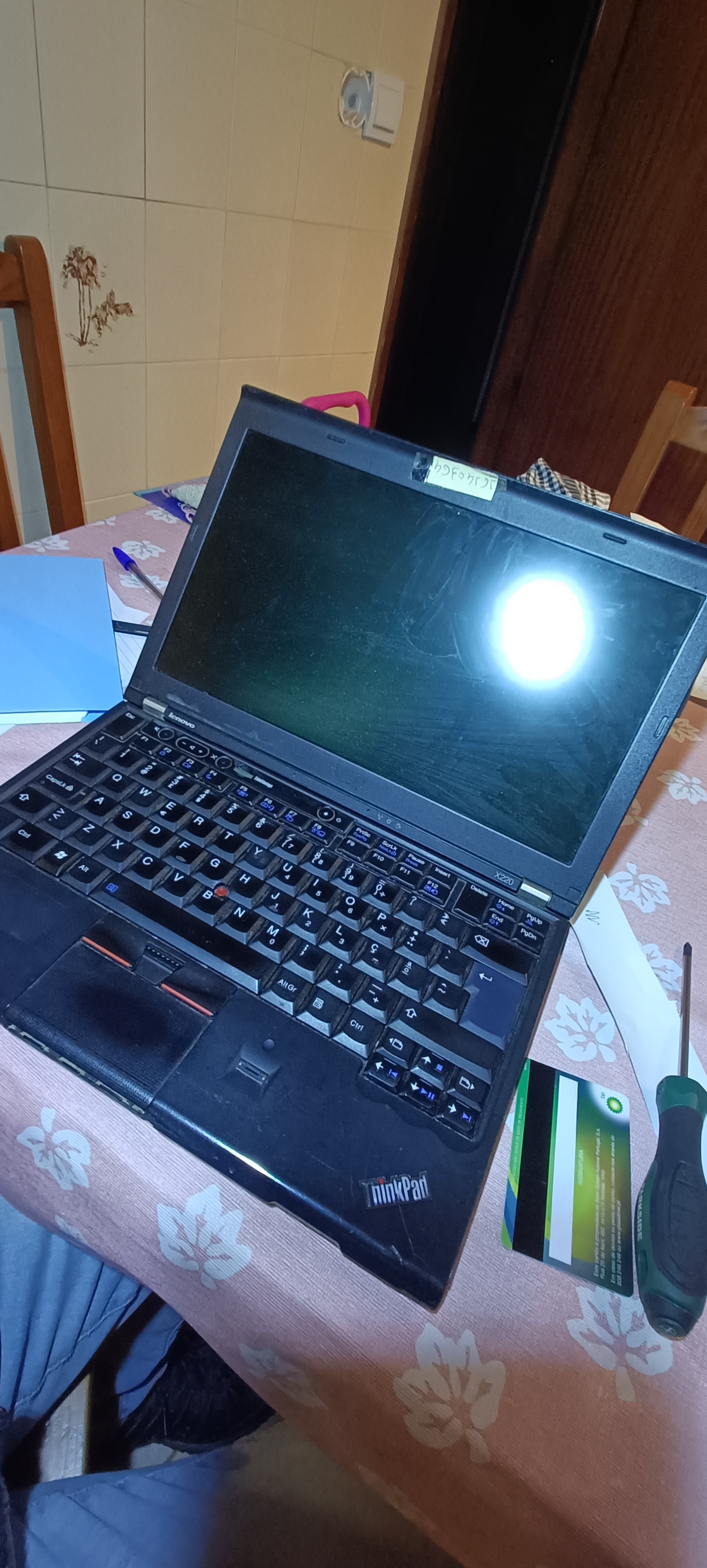 ThinkPad X220 aberto em cima da bancada /posts/20251210_220411_A26CF8BF.jpg