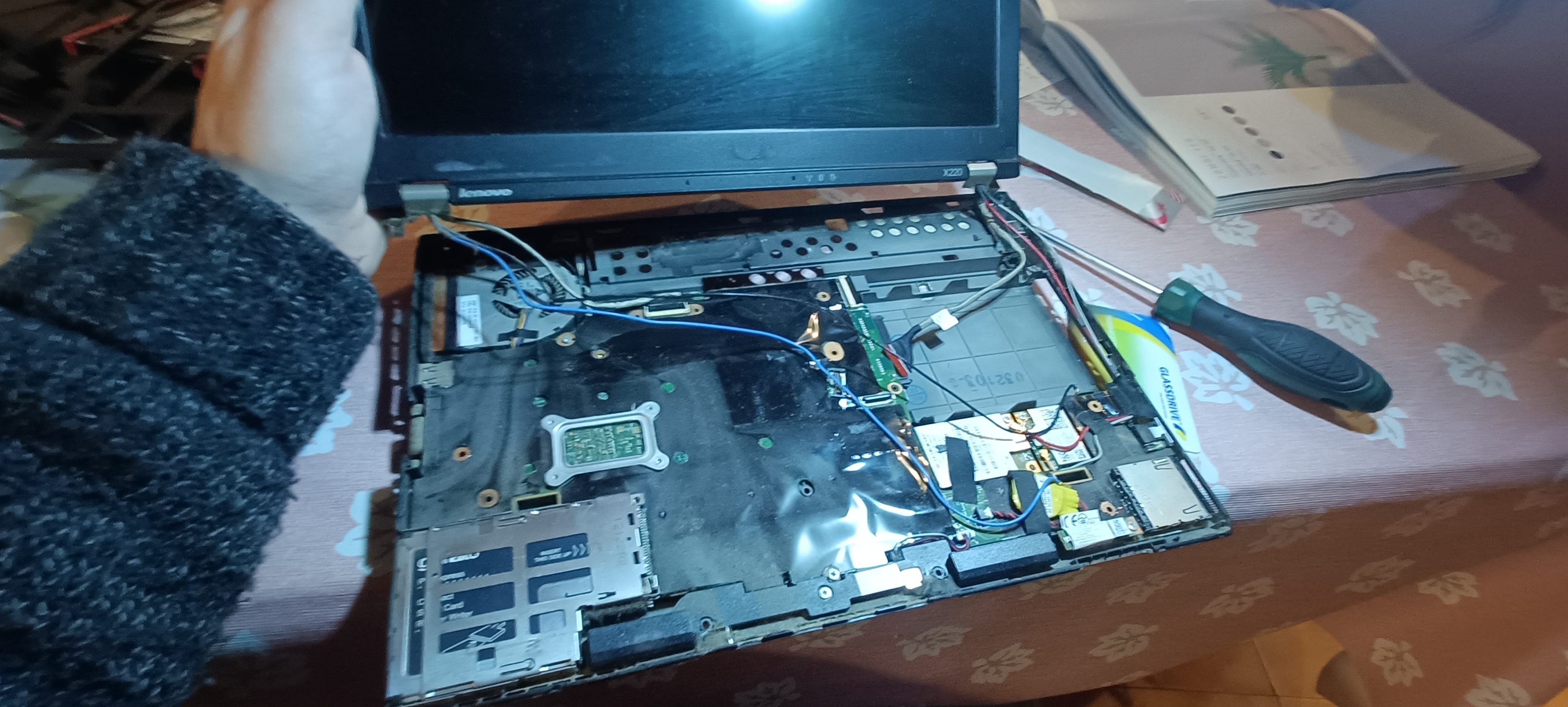 X220 montado e pronto para instalar o SO /posts/20251210_222633_F1132CB5.jpg